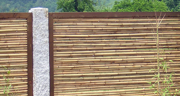 Die Sichtschutzwände bzw. Sichtschutzelemente bestehen aus unbehandeltem Bambus. Sie sind aus senkrechten oder waagerechten Bambusstäben und einem Rahmen aus heimischem Lärchenholz aufgebaut.